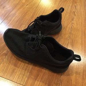 9.5 Nike roshe all black